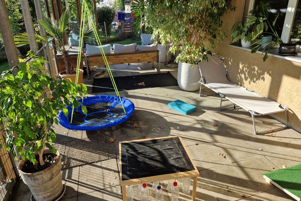 Überdachte Terrasse mit Nestschaukel und Ruheplätzen als Auslauf für die Welpen